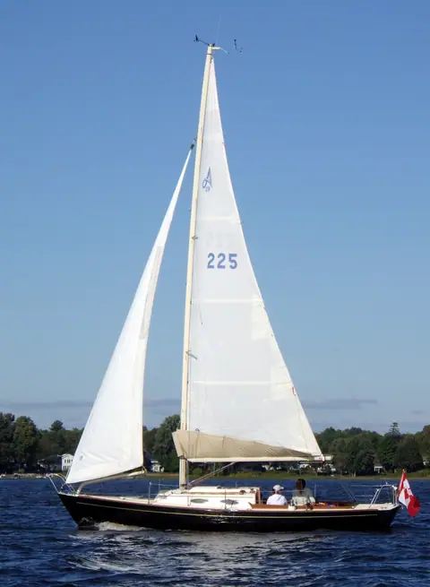Alerion Express 28 sailing on a sunny day