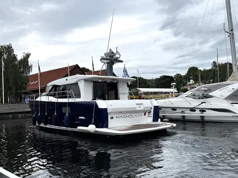 Stern of a blue-hulled Azimut motor yacht in Stockholm