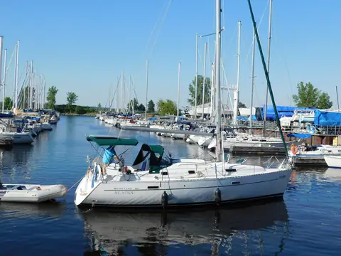 Beneteau 331 Me Minou in a marina