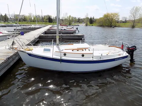 Com-Pac 19 Restless at a marina dock