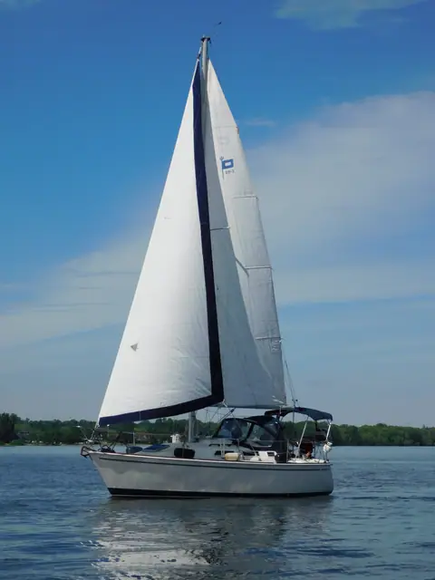 Pearson 28-2 Keeling Time under sail on the Ottawa River