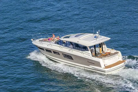 Prestige 500 S running in open water