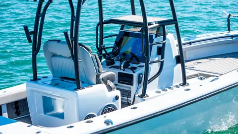 Barker 26 Open center console helm and leaning post under the tower frame