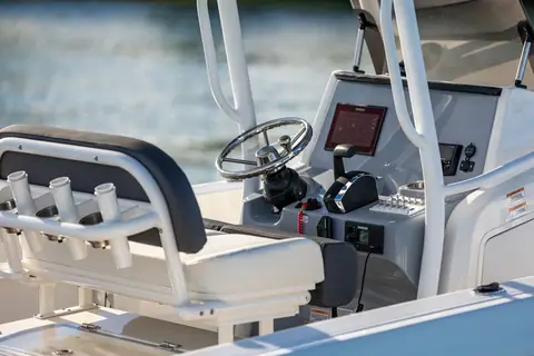 Bayliner Trophy T24CC helm console with leaning post and rod holders under the T top