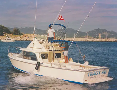 Bertram 31 flybridge sportfisherman Tracy Ann running with outriggers rigged