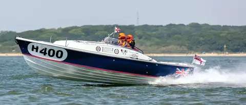Bertram 31 offshore racer Thunderstreak running at speed in its navy race livery