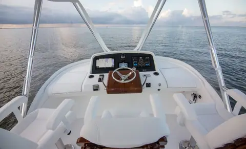 Flybridge helm of the Bertram 35 with a center wheel