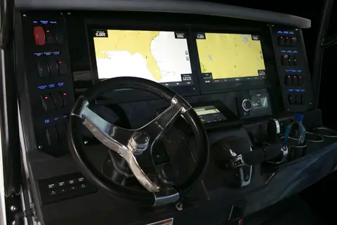 Helm of the Blackfin 332 CC with twin displays and a stainless wheel