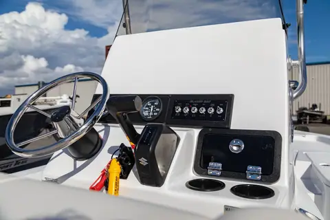 Center console helm of the Blazer Bay 2020
