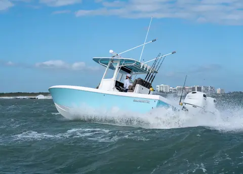 Bluewater 25T running fast with anglers at the T top console