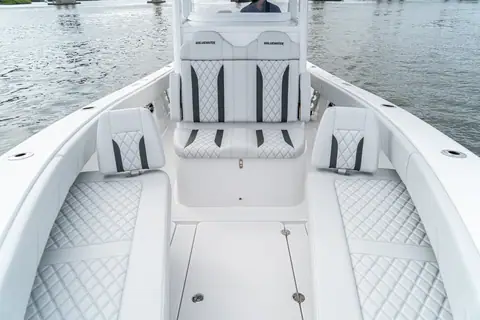 Bow seating and leaning post of the Bluewater 25T