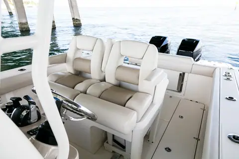 Helm seating and leaning post of the Boston Whaler 280 Outrage
