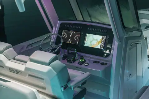 Helm station and twin displays of the Boston Whaler 330 Outrage