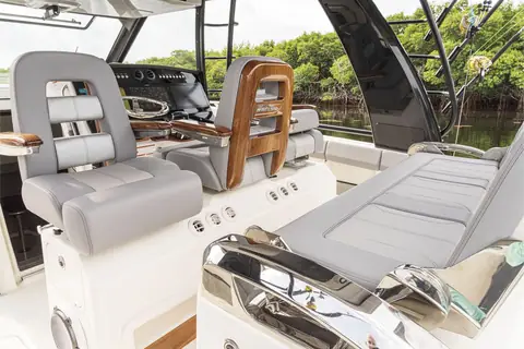 Helm seating of the Boston Whaler 420 Outrage