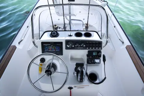 Center console helm of the Boston Whaler 170 Montauk