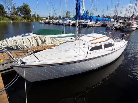 Catalina 22 berthed in a marina on a sunny day