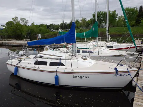 Catalina 22 Bongani berthed in a marina