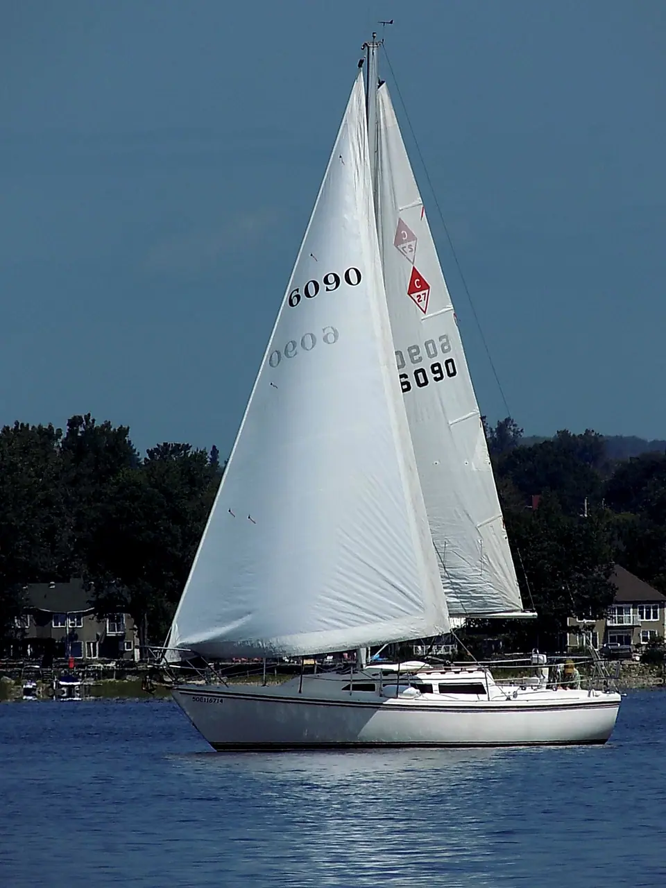 Catalina 27 under sail on the Ottawa River