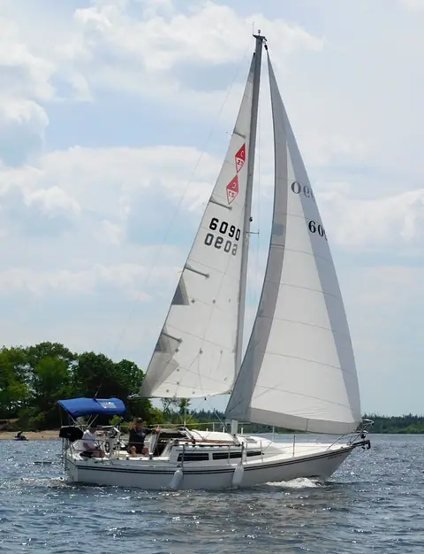 Catalina 27 sailing past Aylmer Island on the Ottawa River