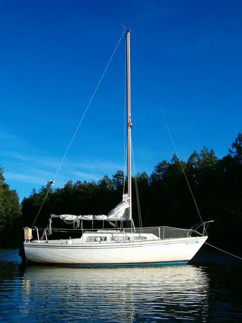 Mid-1970s Catalina 27 at anchor on a calm lake
