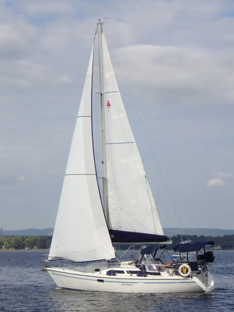 Catalina 28 Mark II under sail on the Ottawa River