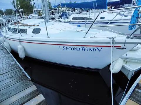 Bow of the Catalina 30 Second Wind V at a marina dock
