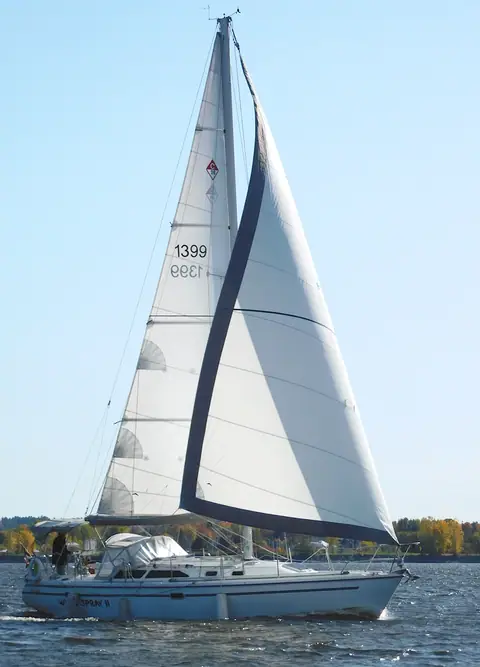 Catalina 36 Mark II sailing with a dark leech line on the genoa