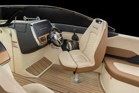 Chris-Craft Launch 27 helm with a wide display, steering wheel and diamond stitched captain seat