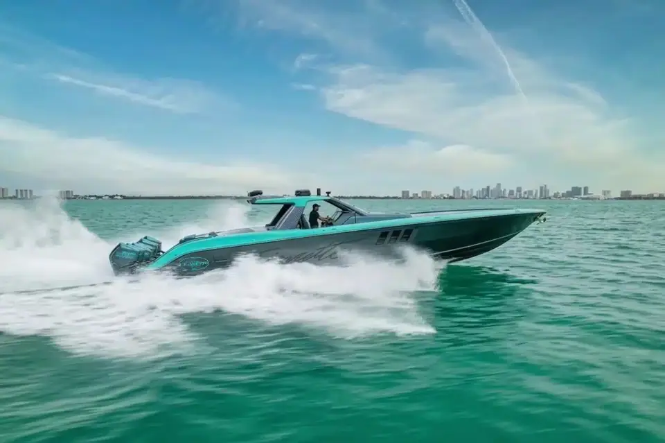 Cigarette 59 Tirranna cruising at high speed off the Miami skyline