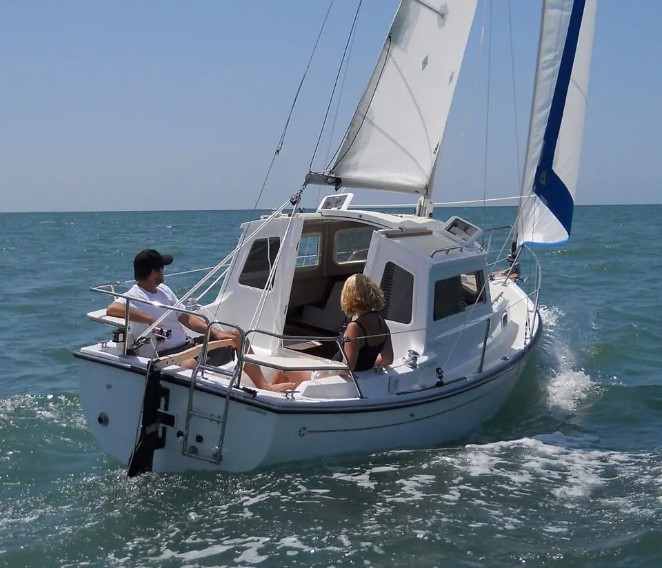 Com-Pac 23 Pilothouse reaching along with its raised pilothouse and outboard visible