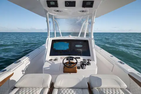 Contender 39 ST helm with twin displays and forward console seating