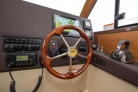 Cutwater C28 helm with wooden wheel, chartplotter and VHF radio
