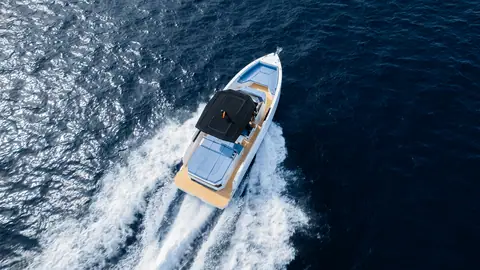 De Antonio D29 running at speed seen from above with its sunshade T top