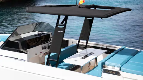 De Antonio D29 cockpit with dinette table, blue cushions and console