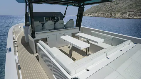 De Antonio D42 Open cockpit with dinette and helm seating under the T top