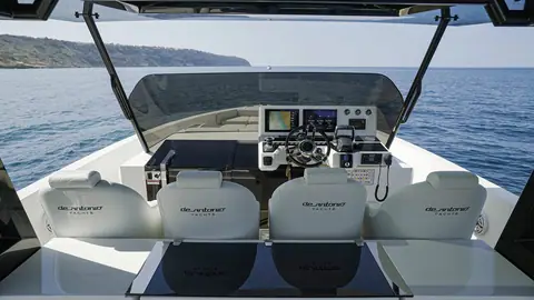 De Antonio D42 Open helm with four bucket seats and twin displays