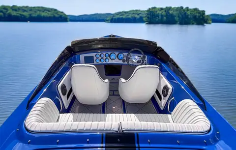 Donzi 22 Classic cockpit with white bucket seats and rear bench seen from astern