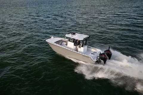 Freeman 28 center console seen from above while running on open water