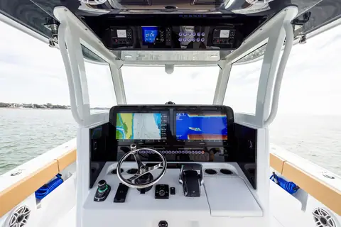 Freeman 32 helm console with twin displays under the hardtop
