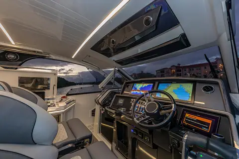Helm of the Galeon 325 GTO with twin displays, wheel and helm seats