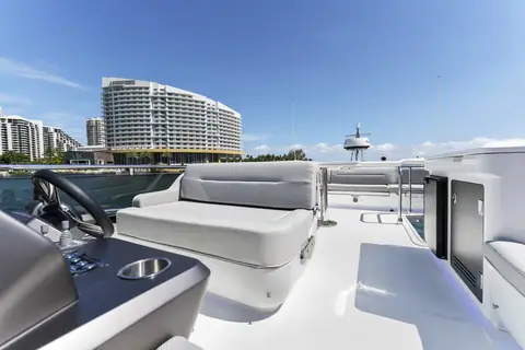 Flybridge of the Galeon 440 Fly with helm station and lounge seating