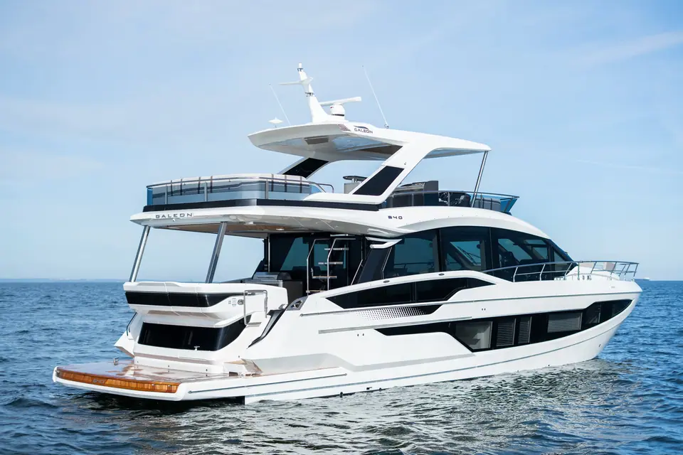 Galeon 640 Fly at rest seen from the stern quarter with its swim platform and flybridge