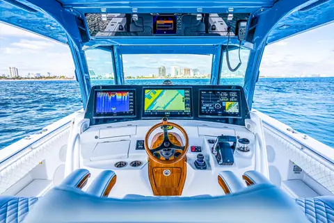 HCB 53 Suenos helm with three displays, a wooden wheel and the enclosed hardtop windshield
