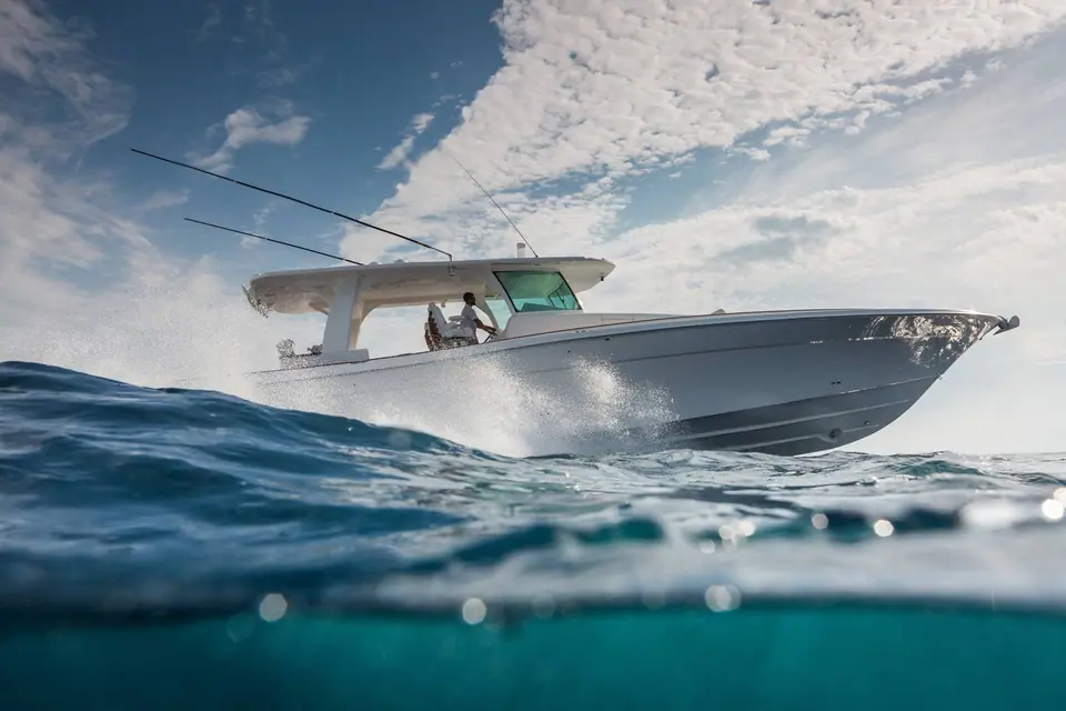 HCB 65 Estrella running through a swell, seen from water level
