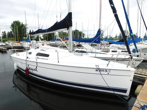 Hunter 27 Sequel berthed at a marina dock