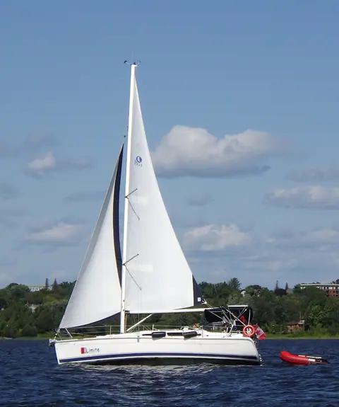 Hunter 33 Limite under sail on the Ottawa River
