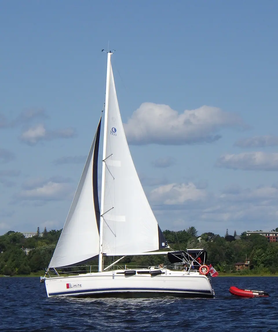 Hunter 33 Limite under sail on the Ottawa River