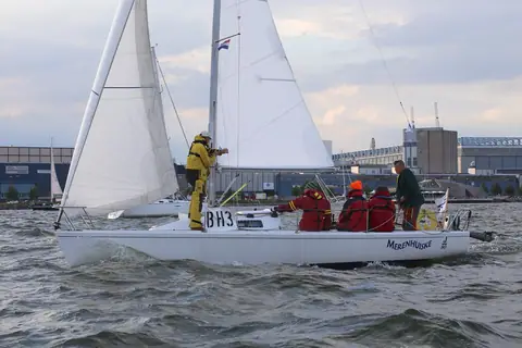 J/80 Merenhuiske sailing with a crew of five