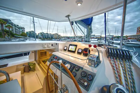 Leopard 40 raised helm station with wheel, engine controls and line clutches