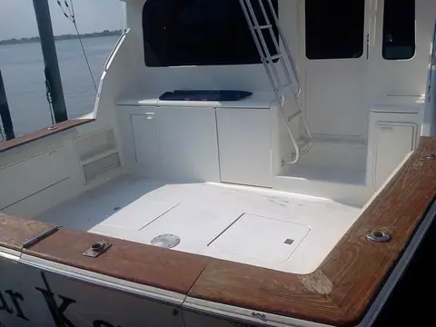 Ocean 48 Super Sport fishing cockpit with teak covering boards and bridge ladder